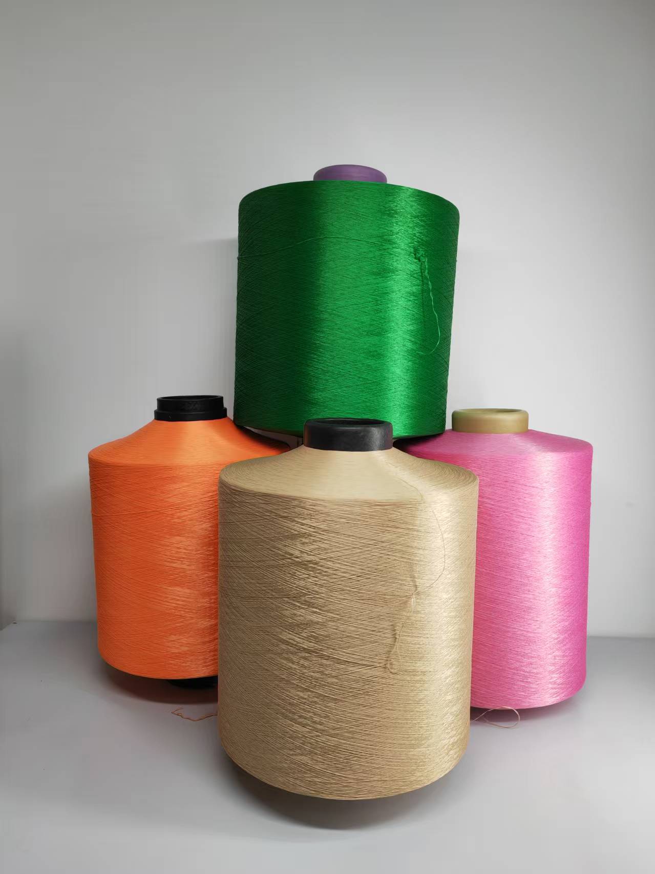 เส้นด้ายโพลีเอสเตอร์สีสันสดใสสำหรับรองเท้า